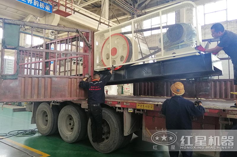 双辊式破碎机装车准备发货 双辊式破碎机装车准备发货