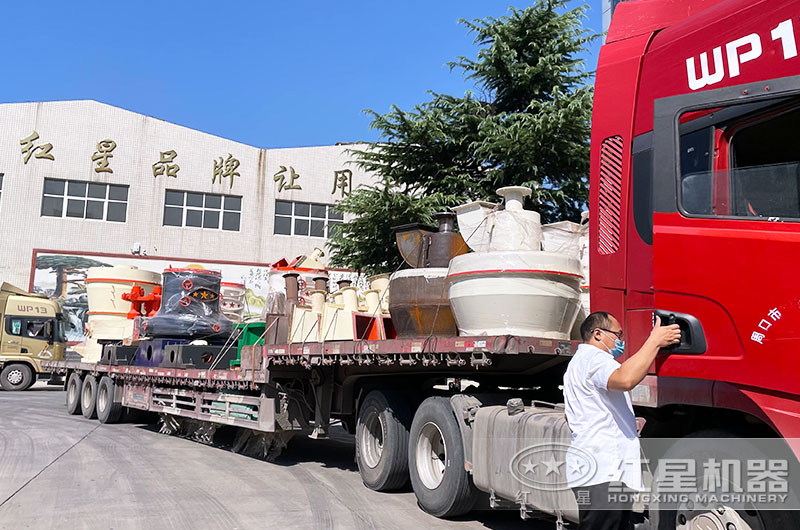 磨粉机设备装车发货现场图片 磨粉机设备装车发货现场图片