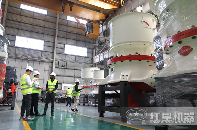 客户来厂参观考察大型矿山破碎机 客户来厂参观考察大型矿山破碎机